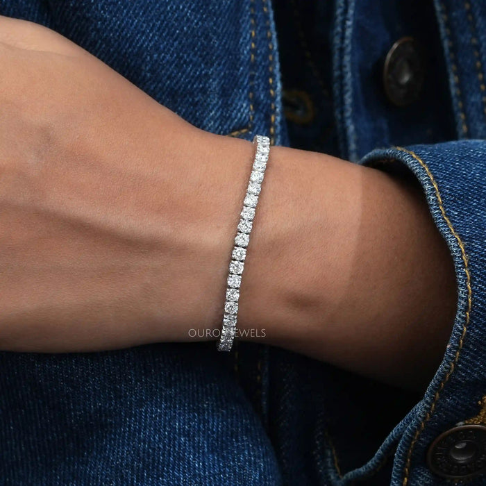 [ a women's wrist with sustainable diamond bracelet]-[Ouros Jewels]