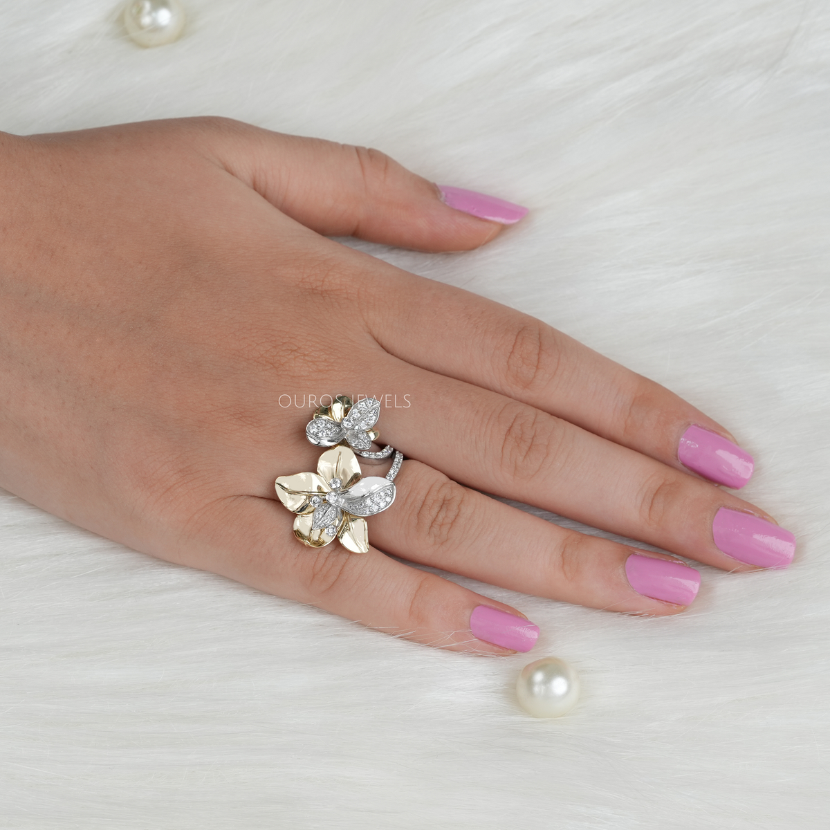 Vintage Floral Style Two Tone Round Diamond Wedding Ring