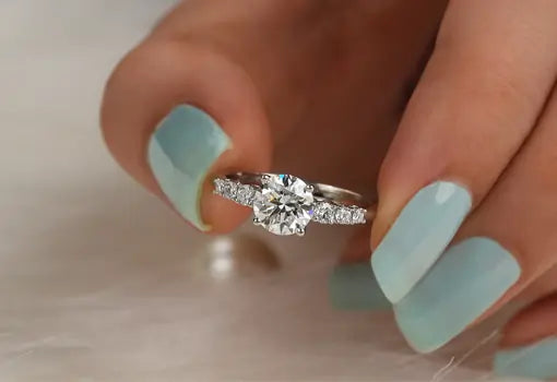 1 carat round cut lab diamond ring in platinum material