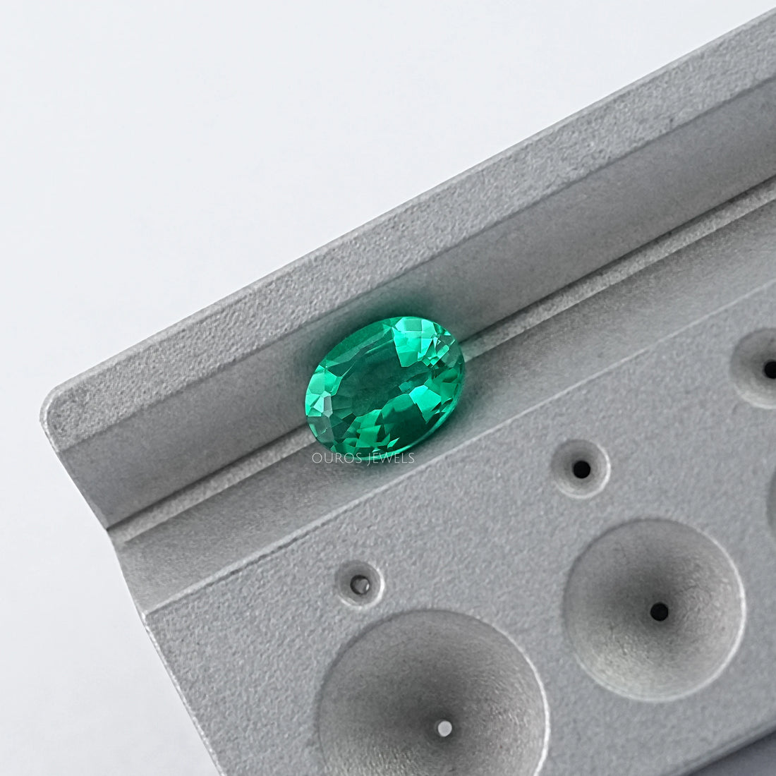 Oval Shape Colombian Green Gemstone Loose