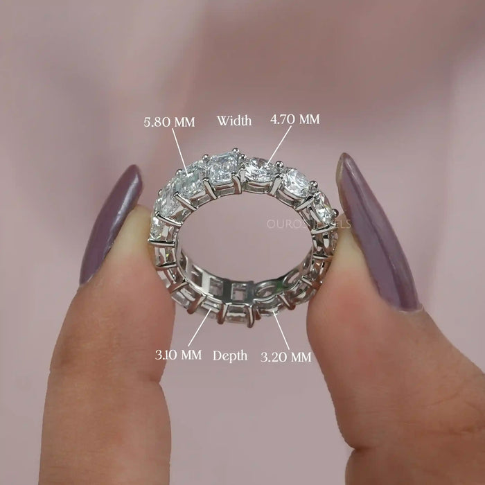 [A person is showing the dimension of lab grown diamond wedding band]-[Ouros Jewels]