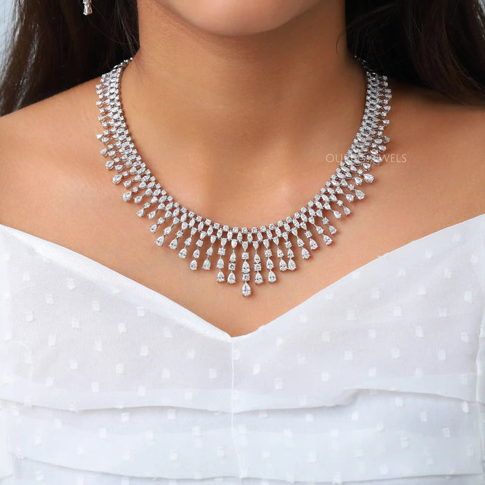 [A Women wearing Beautiful Diamond Necklace]-[Ouros Jewels]