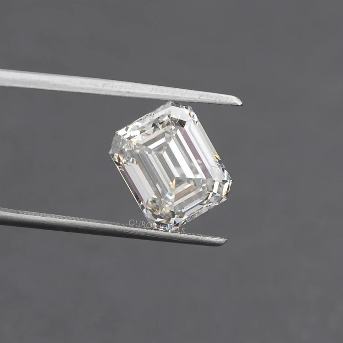 Emerald Loose Diamond in a Tweezer 