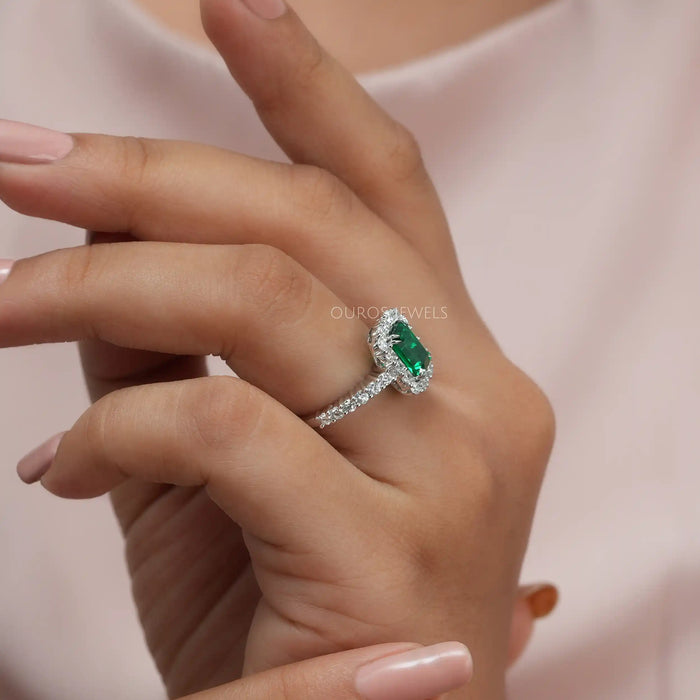 [A Women wearing a Geen Colored Diamond Ring]-[Ouros Jewels