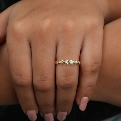 [A Women wearing Infinity Round Diamond Wedding Ring]-[Ouros Jewels]