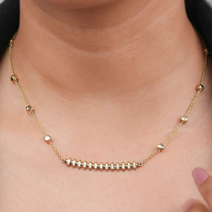 Women wearing Zigzag Line Bar Necklace 