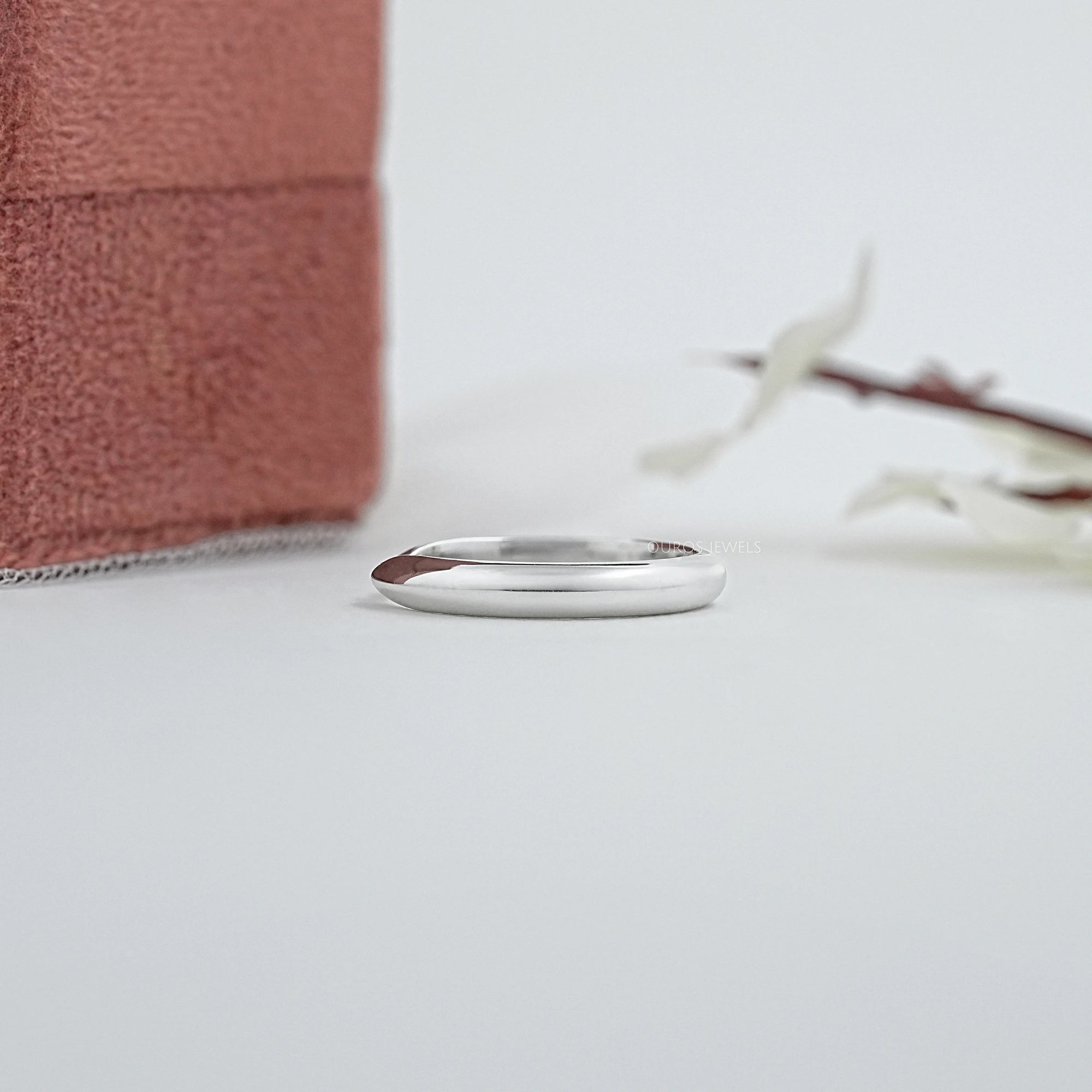 Minimalist Round Diamond Solitaire Band