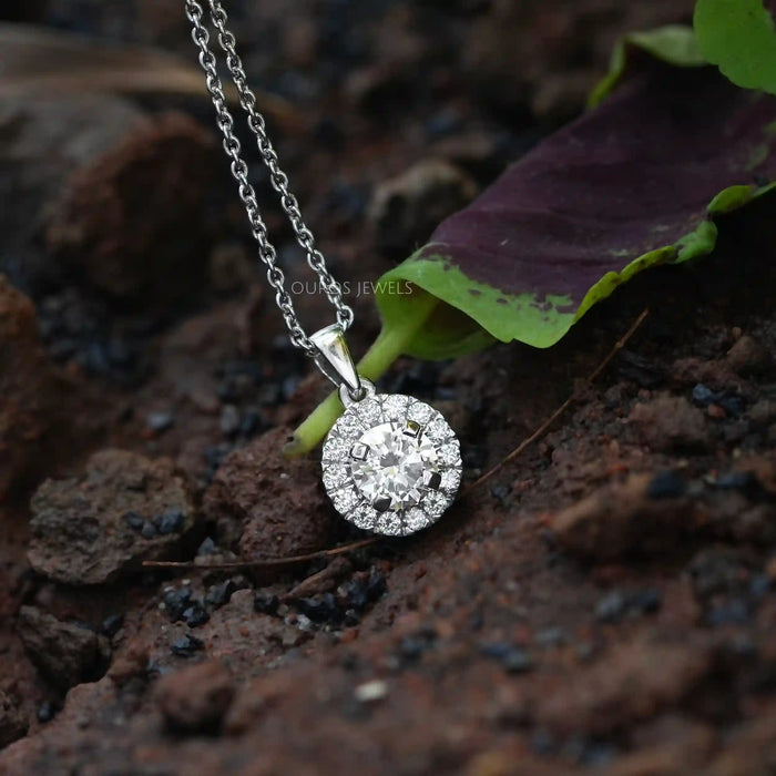[A Round pendant with a diamond on it laying on the ground]-[Ouros Jewels]