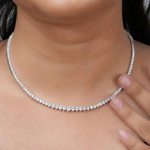 [A Women wearing Round Necklace]-[Ouros Jewels]