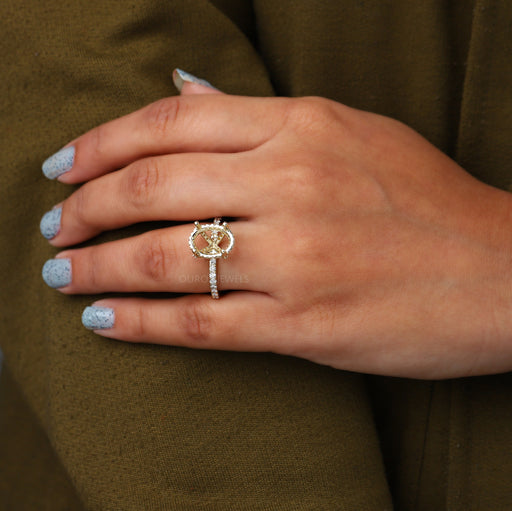 [A Women wearing Semi Mount Solitaire Engagement Ring]-[Ouros Jewels]