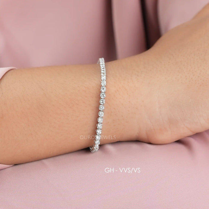 [A Women wearing Round Diamond Bracelet]-[Ouros Jewels]