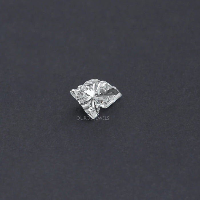 Diamante cultivado em laboratório com corte de unicórnio em formato antigo
