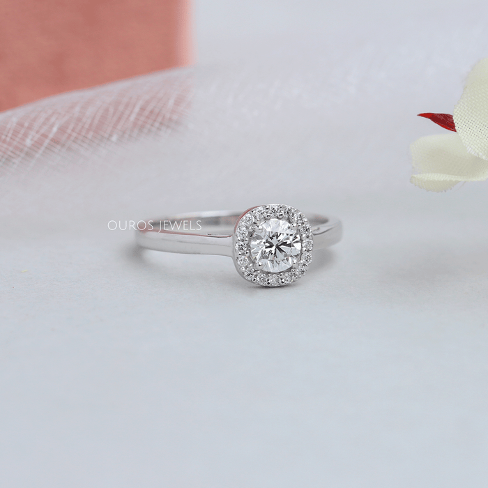 Shining round solitaire engagement ring with halo setting and VVS diamond for extra brilliance