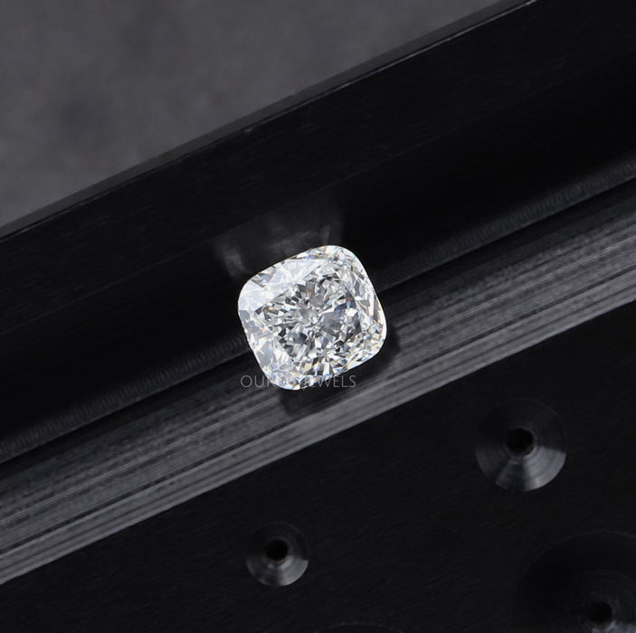 [Sparkles Of Facets In Cushion Shape Diamond]-[Ouros Jewels]