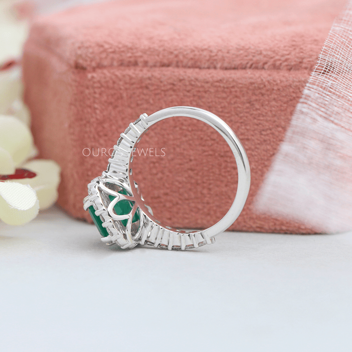 The stunning green hue of the gemstone is perfectly complemented by the brilliant shine of the white gold band
