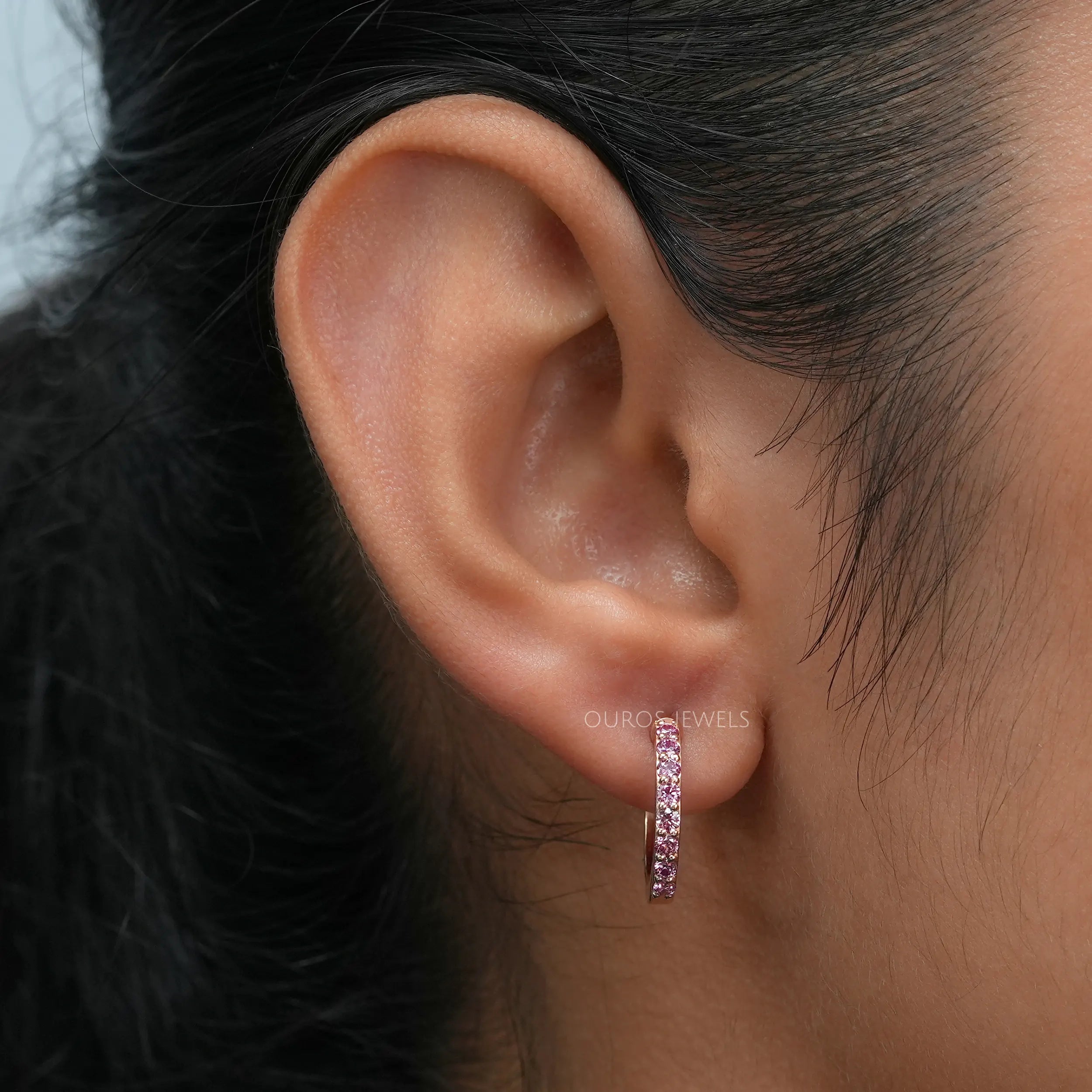 Orecchini A Cerchio Huggie In Oro Rosa 14k Con Zaffiri Rosa Naturali – DazzlingRock Collection – Piccoli E Brillanti