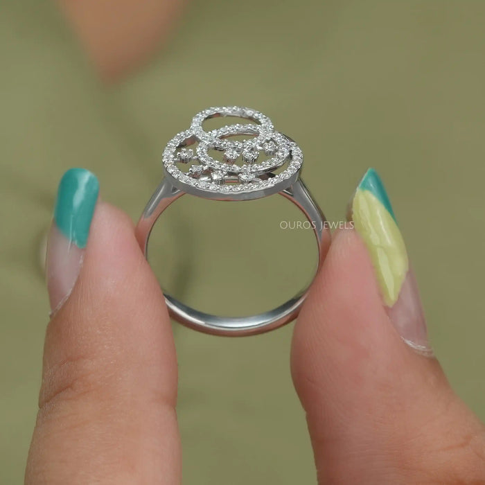 A close up look of round circle diamond ring