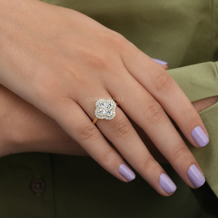 Sparkling ring with a lovely flower design creates an amazing in finger look