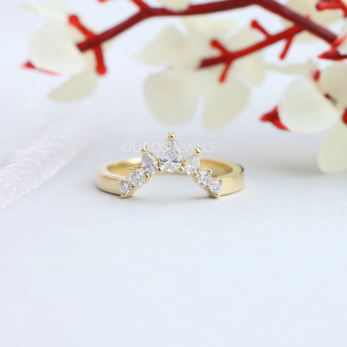 Pear And  Round Diamond Curved  Band