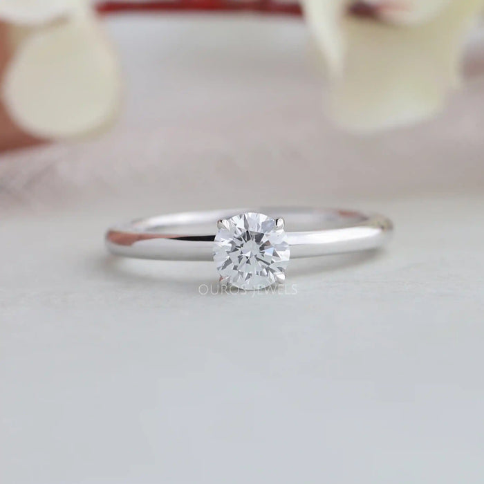 Round brilliant cut eco friendly lab diamond engagement ring with claw prongs in solid gold