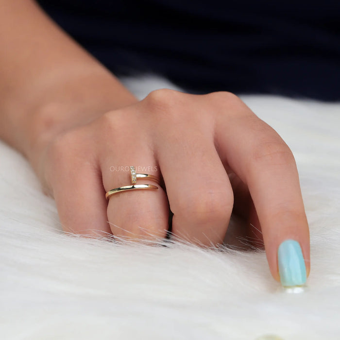Spiral Round Cut Unique Diamond Wedding Ring